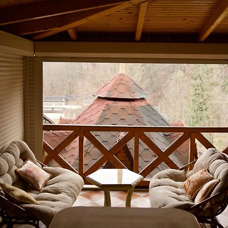 Петрос Family Hotel Yaremche Exterior photo