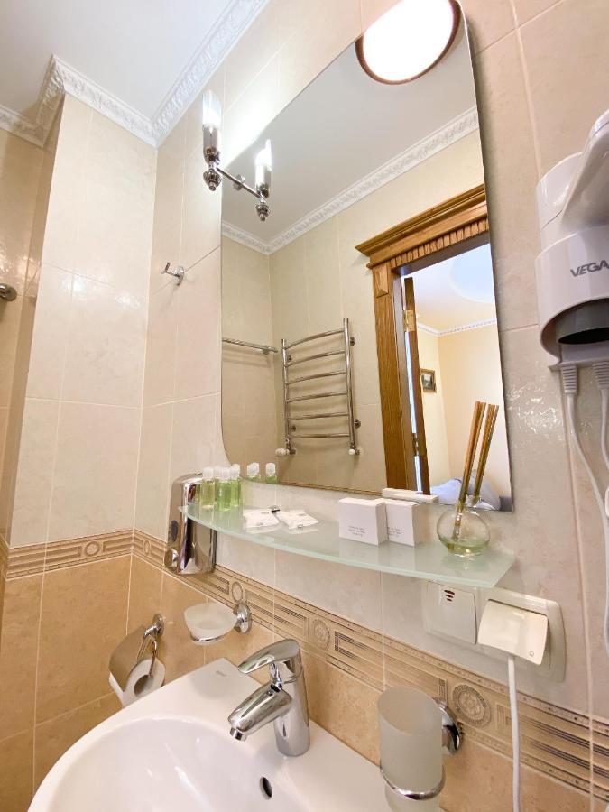 Петрос Family Hotel Yaremche Room photo