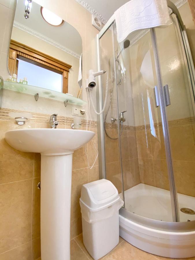 Петрос Family Hotel Yaremche Room photo