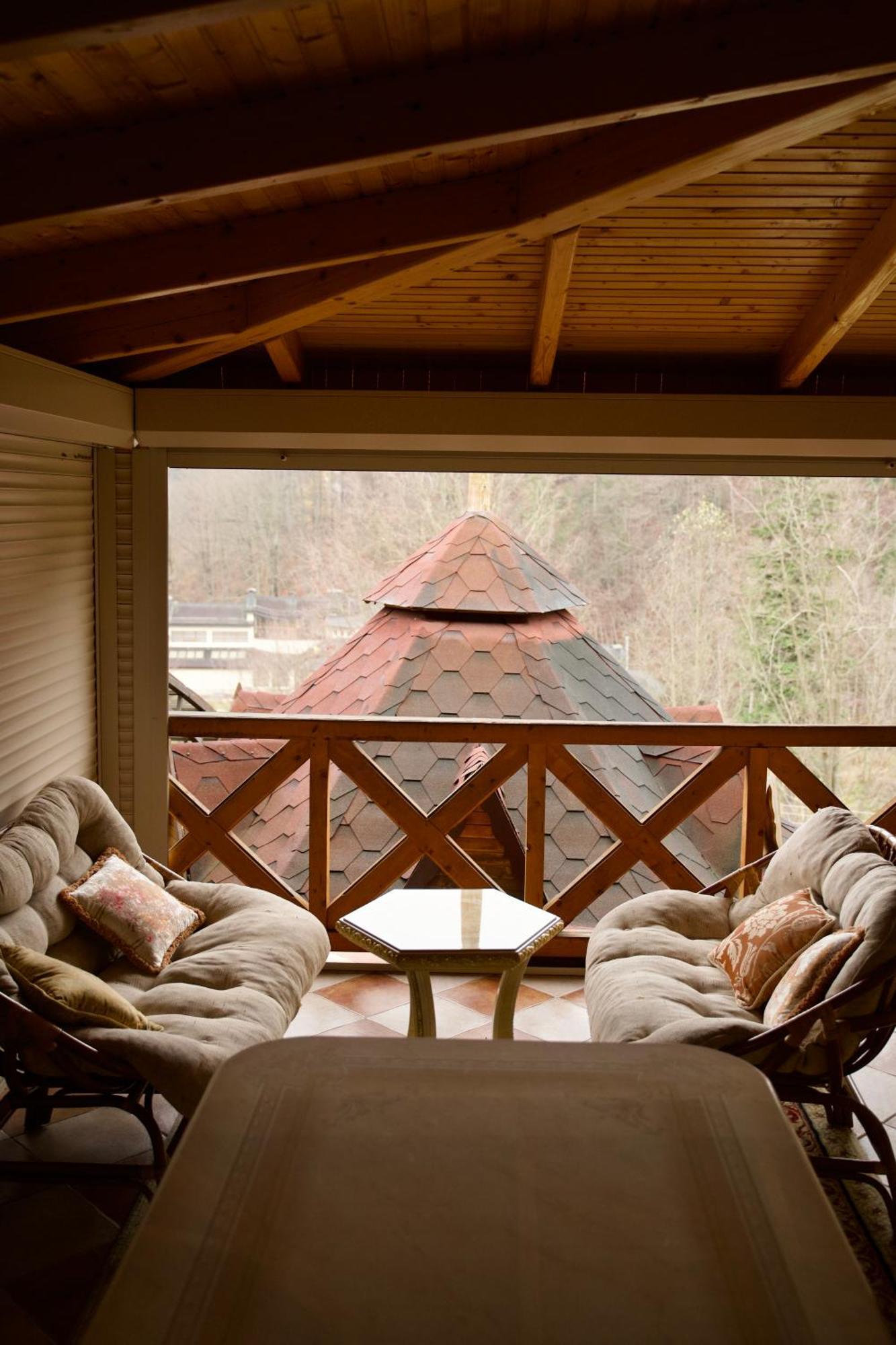 Петрос Family Hotel Yaremche Exterior photo