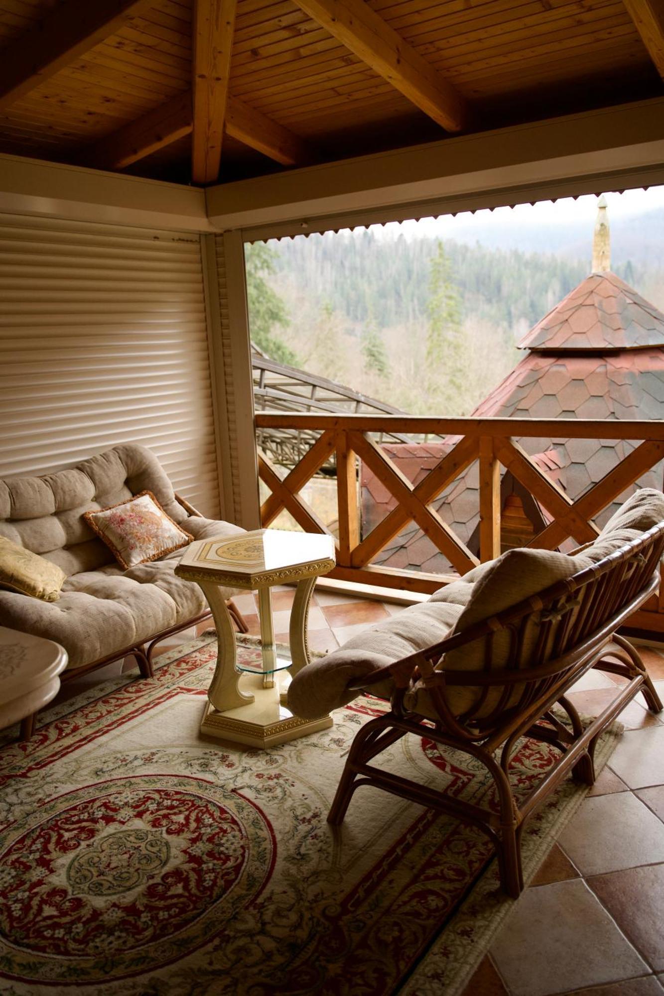 Петрос Family Hotel Yaremche Exterior photo