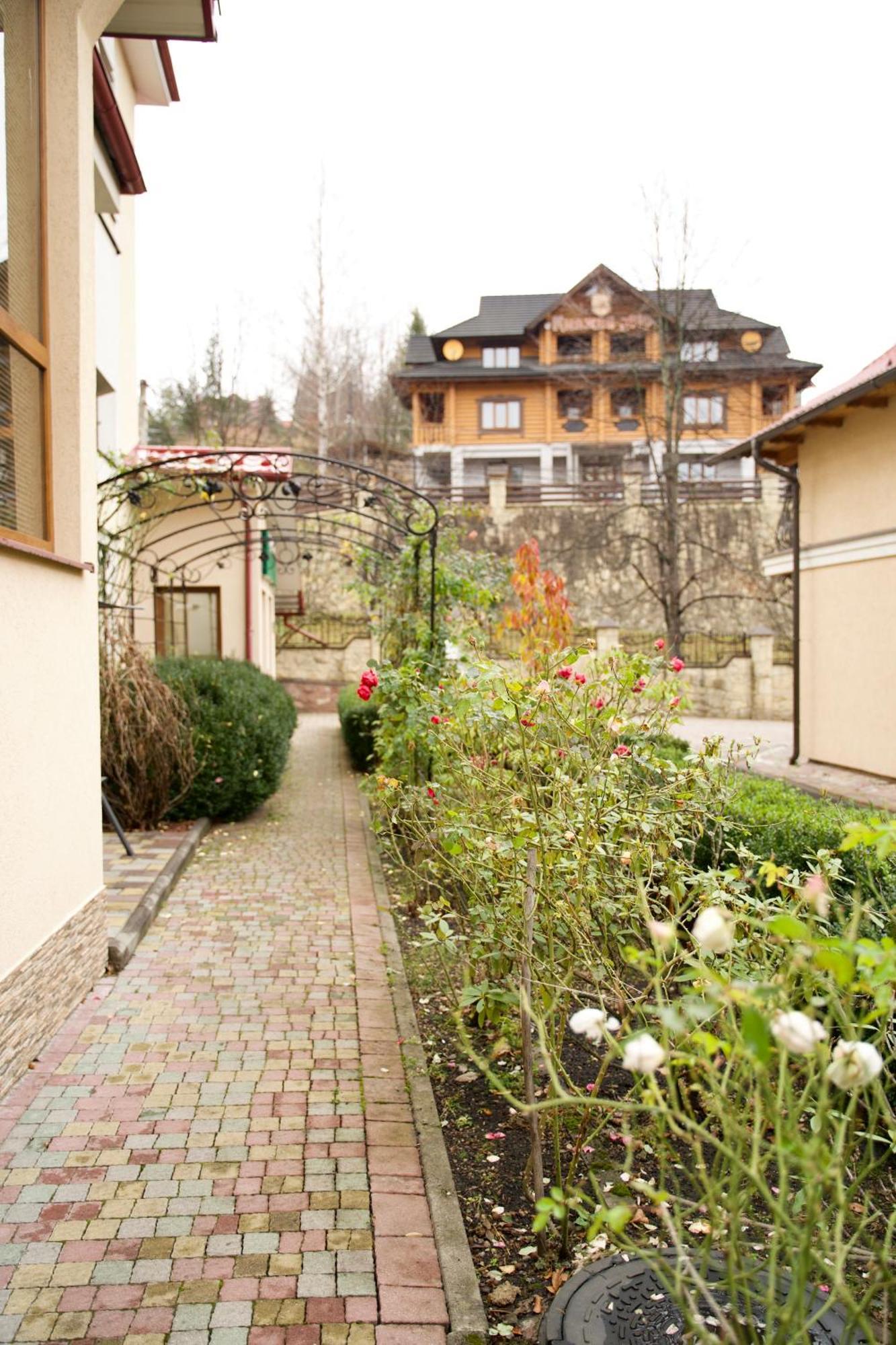 Петрос Family Hotel Yaremche Exterior photo