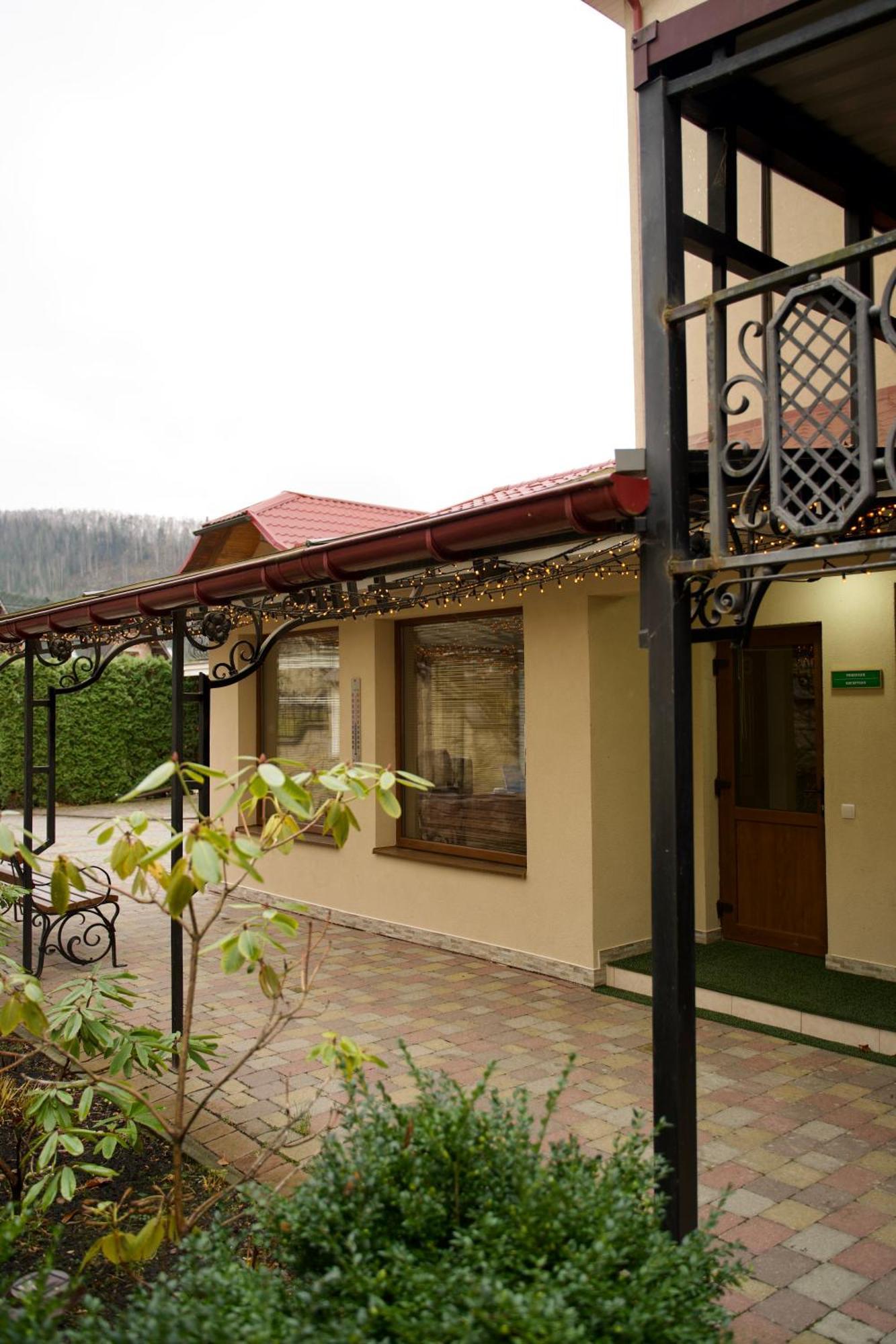 Петрос Family Hotel Yaremche Exterior photo