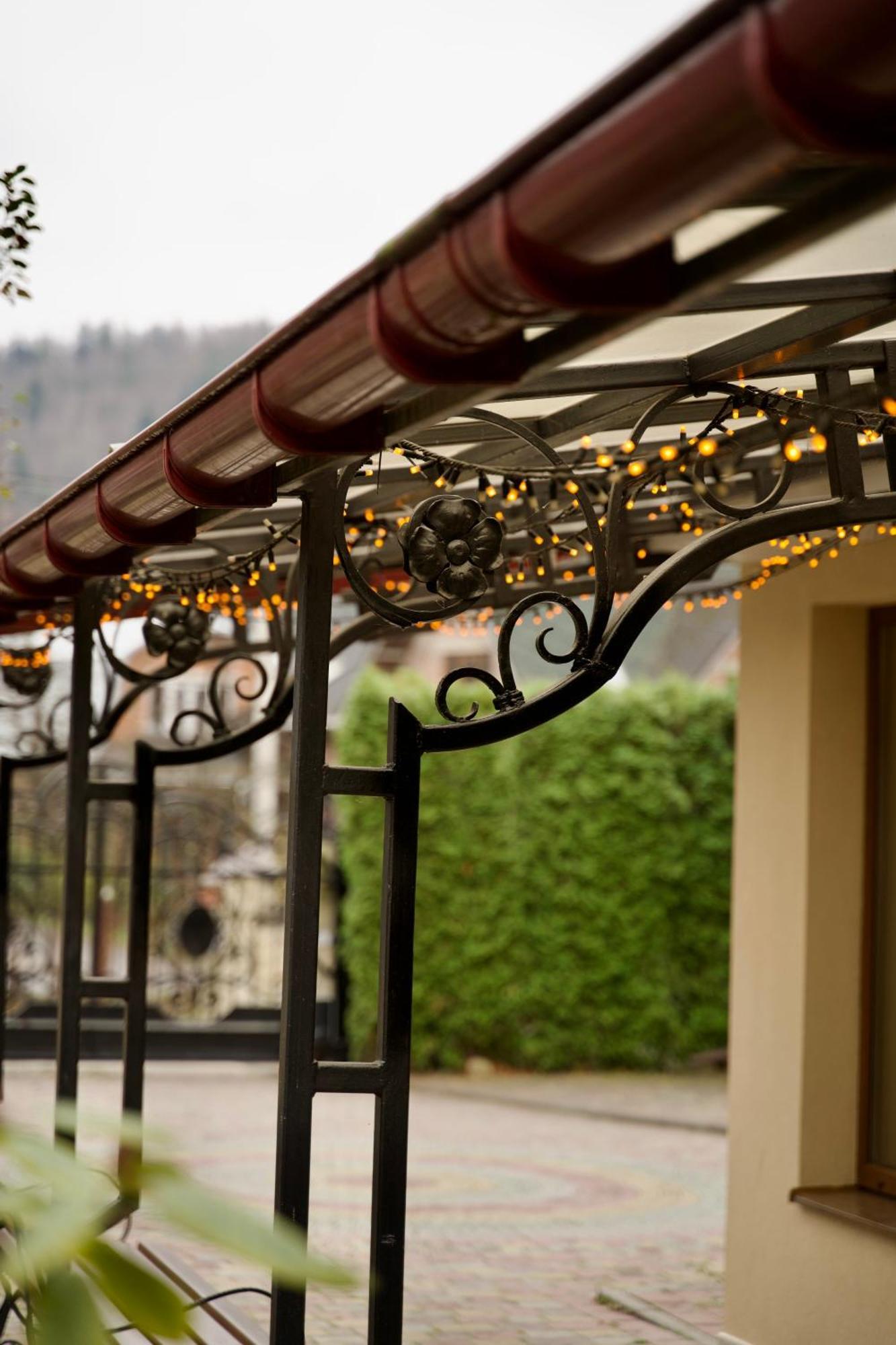 Петрос Family Hotel Yaremche Exterior photo
