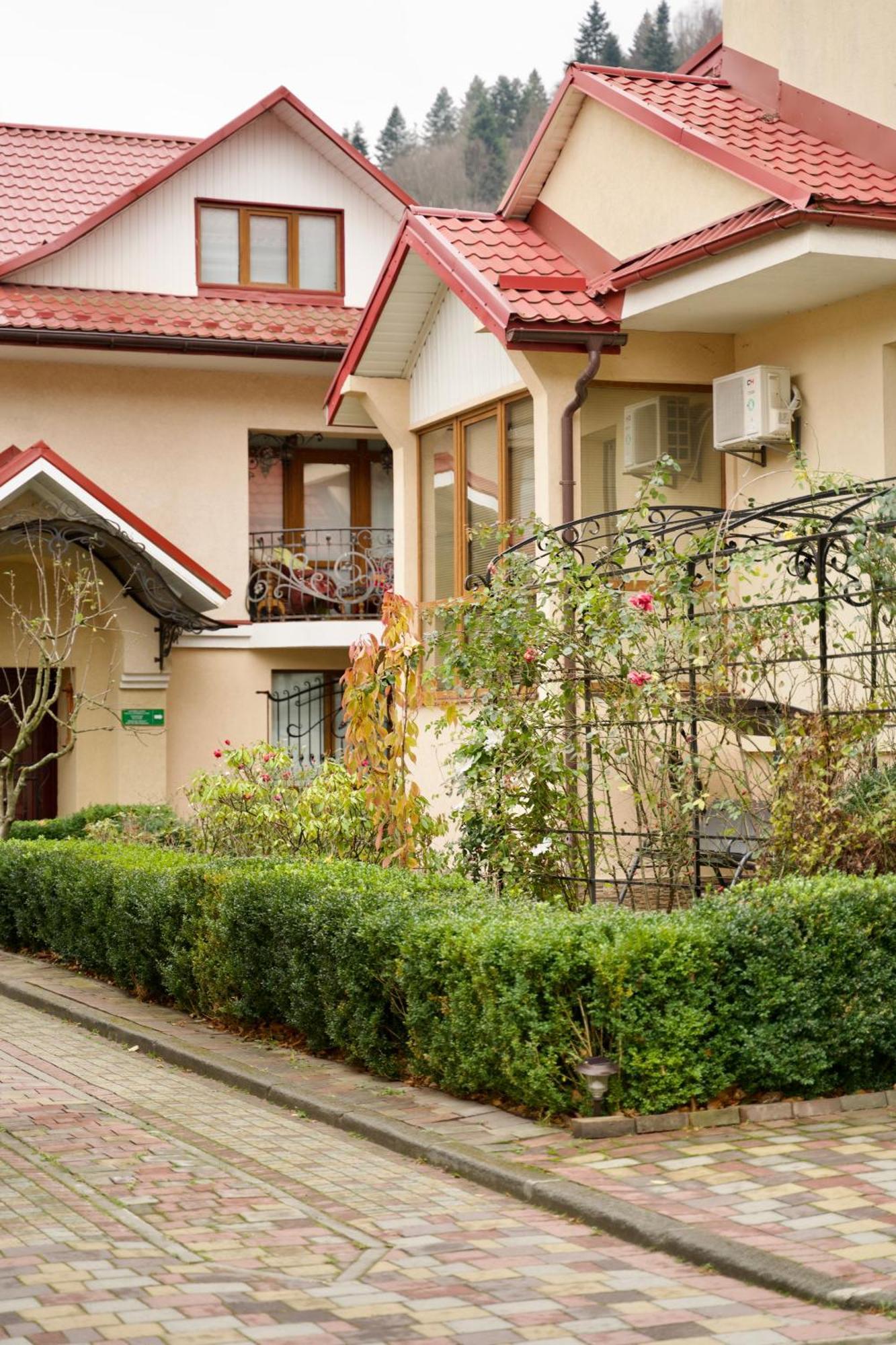 Петрос Family Hotel Yaremche Exterior photo